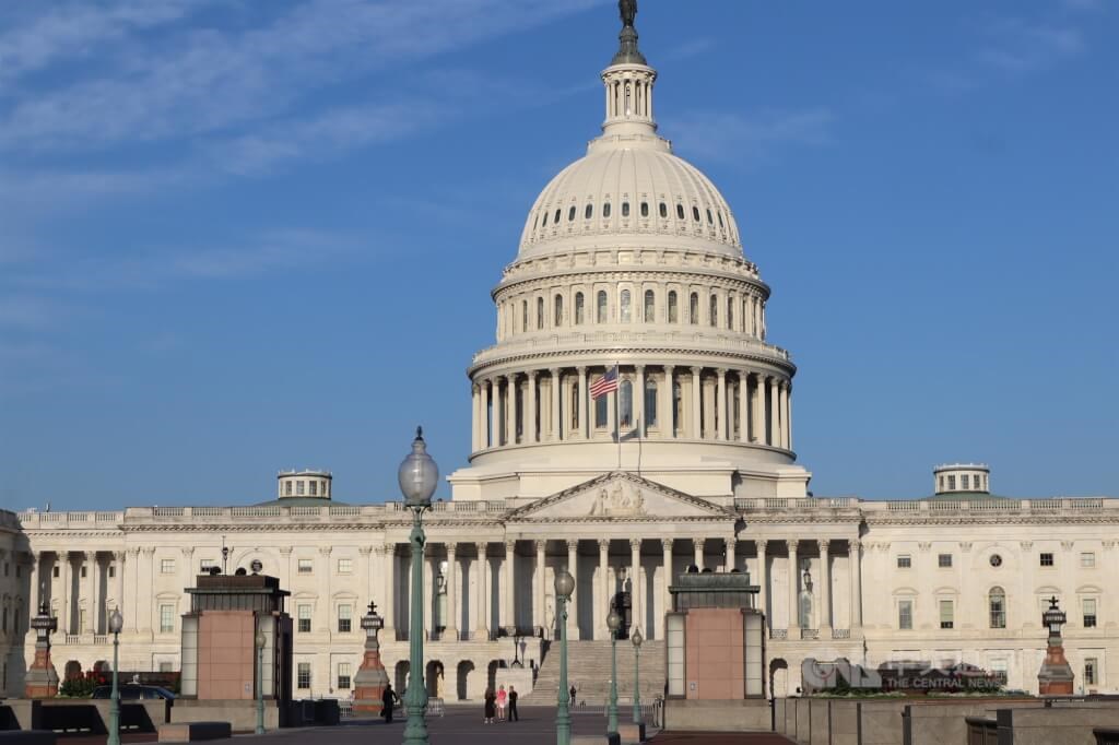 focustaiwanjapa's tweet card. 米上院は18日、台湾との交流制限の解除に関する計画を提出するよう国務省に求める「台湾保証実施法案」を可決した。トランプ大統領が署名すれば成立する。