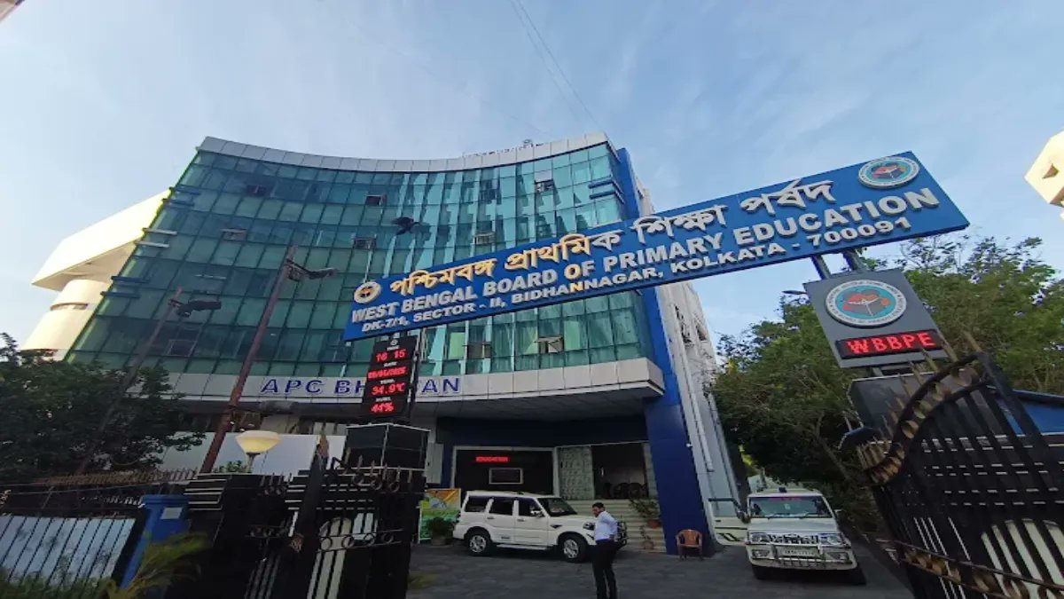 eFreeJobAlert's tweet card. The WBBPE Recruitment 2025 has been announced for 13421 Assistant Teachers posts. Candidates holding Higher Secondary with D.El.Ed, B.El.Ed, Graduation