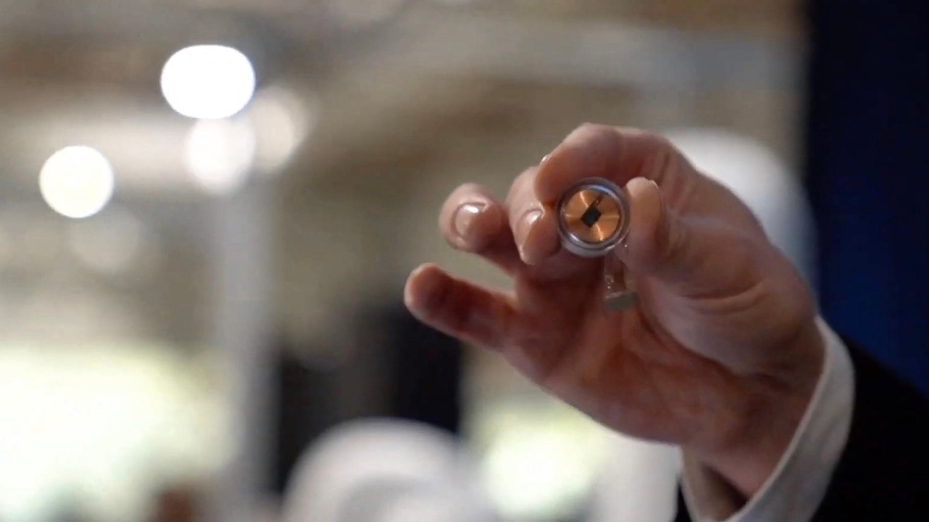 hospiworld's tweet card. Le patron de SpaceX et Tesla veut proposer son implant à tous, afin de permettre de mieux communiquer avec les ordinateurs et de limiter les risques, selon lui, de l’intelligence artificielle.