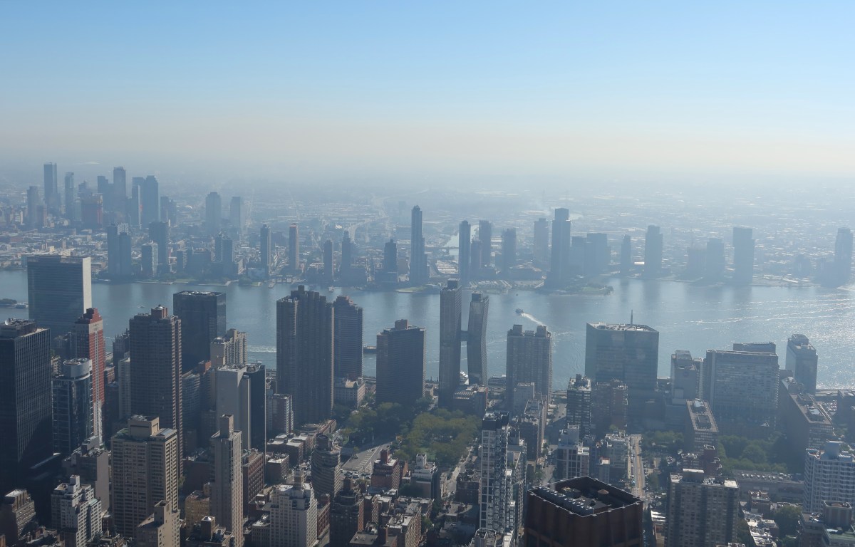 aclima's tweet card. “Unhealthy” air quality, particularly from elevated levels of PM2.5, can trigger or exacerbate heart and lung health conditions.