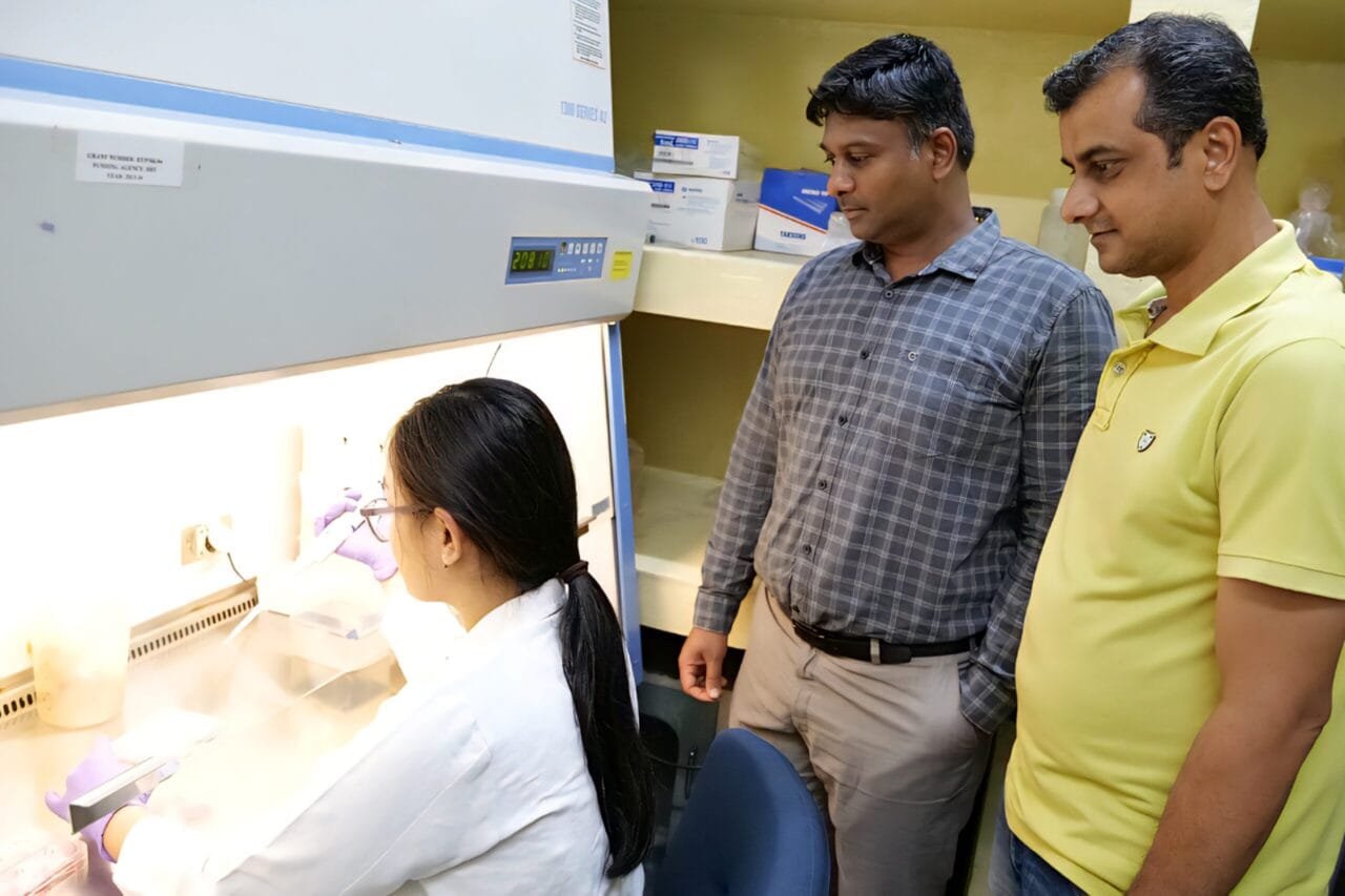 caasindia's tweet card. IIT गुवाहाटी के वैज्ञानिकों ने clay based COVID detection तकनीक विकसित की है, जिससे बिना महंगे उपकरणों के सस्ता और तेज कोरोना वायरस परीक्षण संभव होगा। जानिए कैसे यह शोध बदल सकता है वायरस जांच की...