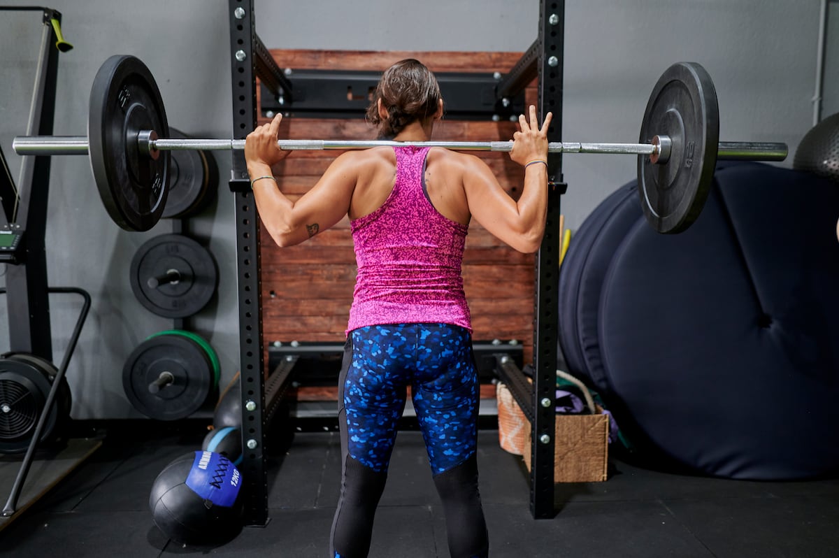 el_pais's tweet card. Cuatro especialistas consultados por EL PAÍS desaconsejan automedicarse, almacenar productos de limpieza en botellas y levantar pesas sin supervisión