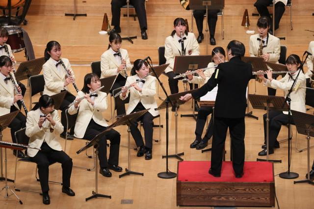 nmtysyktuba's tweet card. 　10月19日に宇都宮市で開かれた全日本吹奏楽コンクール高校後半の部。秋田県立秋田南高校吹奏楽部の自由曲「管弦楽のための協奏曲」（三善晃作曲）が始まった。 　ステージの上には、部員55人と顧問の奥