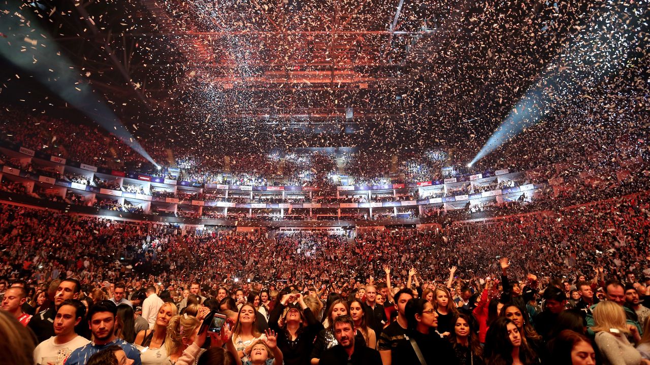 ECLECTIC_CLUB's tweet card. A long-promised government crackdown on touts and resale platforms is set to be unveiled this week