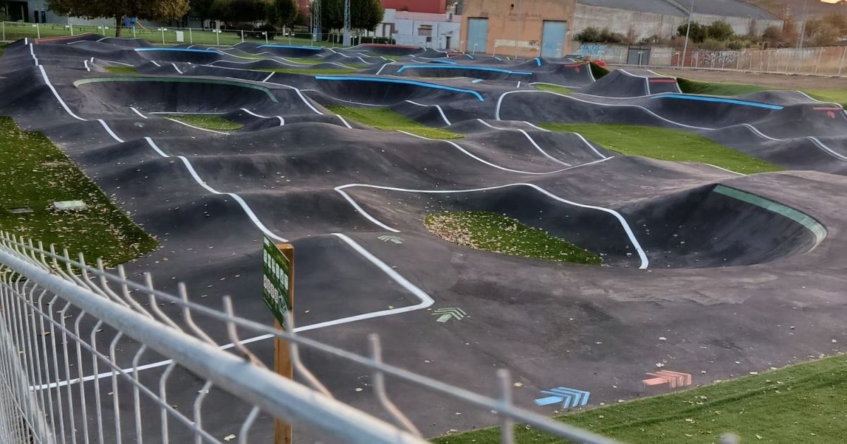 InfoLeon_com's tweet card. El nuevo circuito de pumptrack de León se estrena con un evento nacional y un taller gratuito para niños