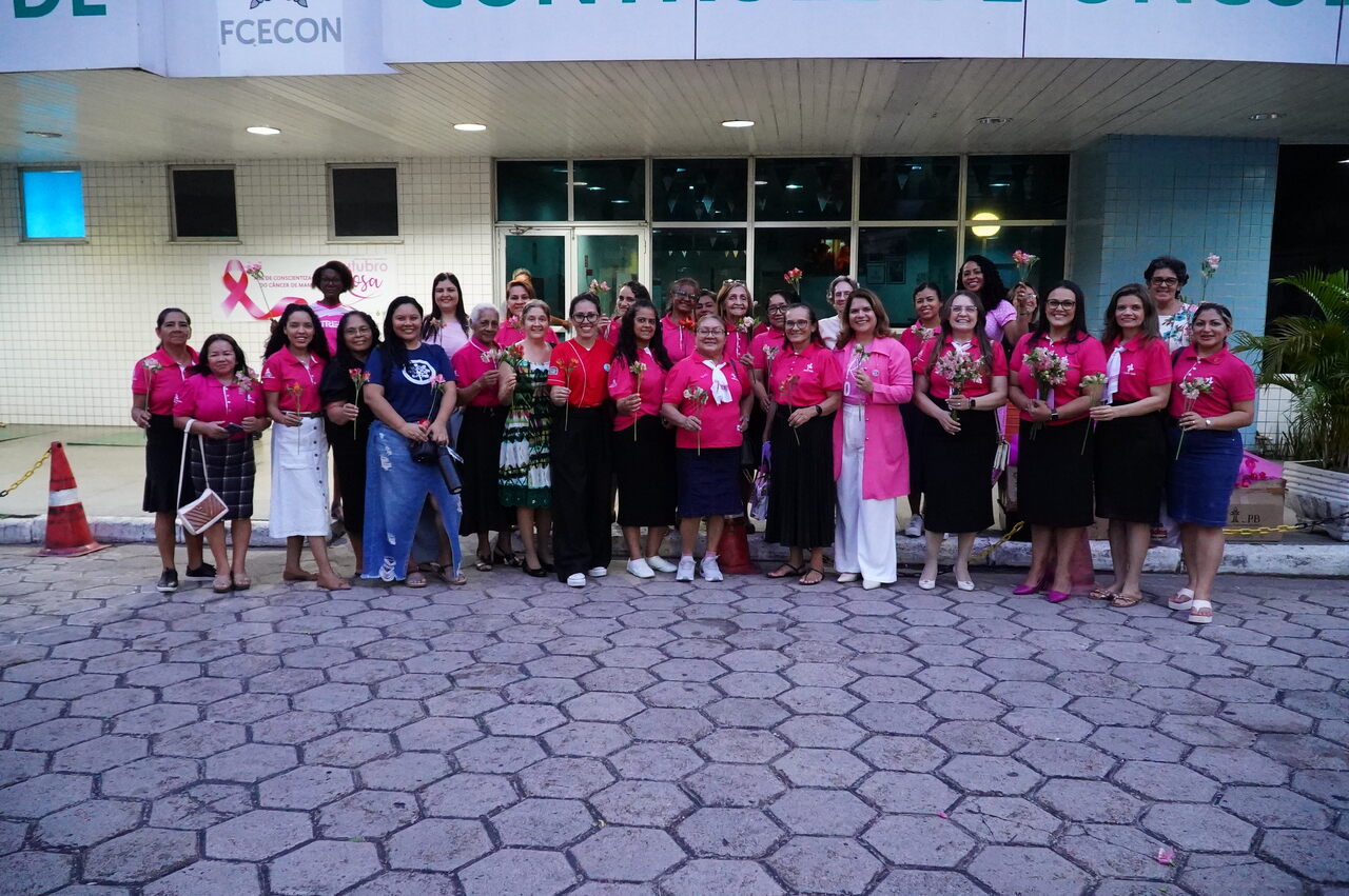 amazonasroraima's tweet card. Ação da campanha outubro rosa leva grupo de mulheres a visitar pacientes oncológicas em em centro de tratamento em Manaus.