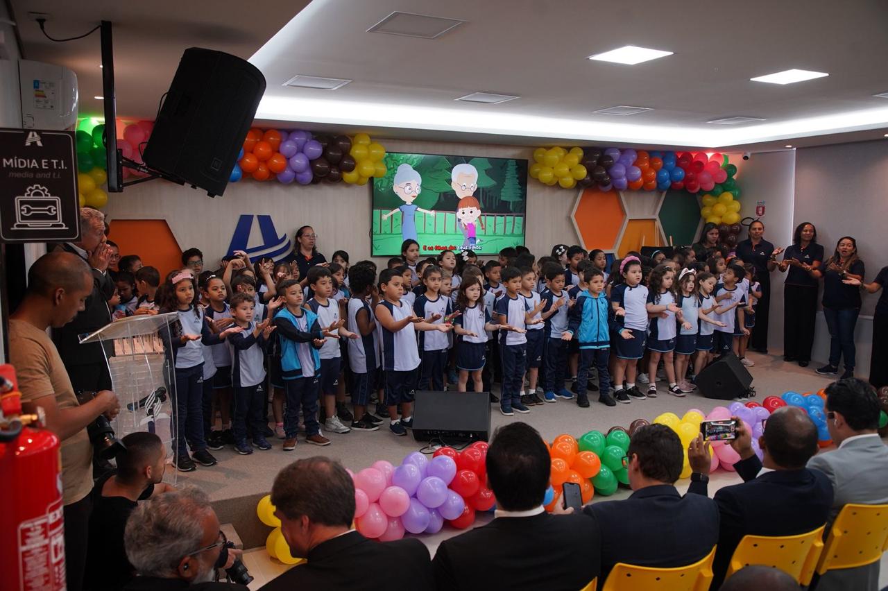 amazonasroraima's tweet card. O novo espaço vai abrigar 350 alunos entre 2 e 10 anos de idade e tem capacidade para atender até 500 crianças, destacando a importância da acessibilidade.