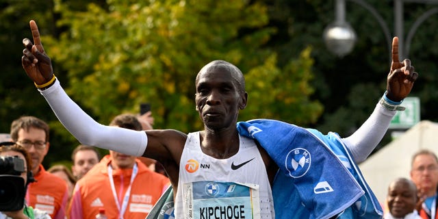 runnersworld's tweet card. The Kenyan marathon legend ran an astonishing 4:37 mile pace to break his own record by 30 seconds.