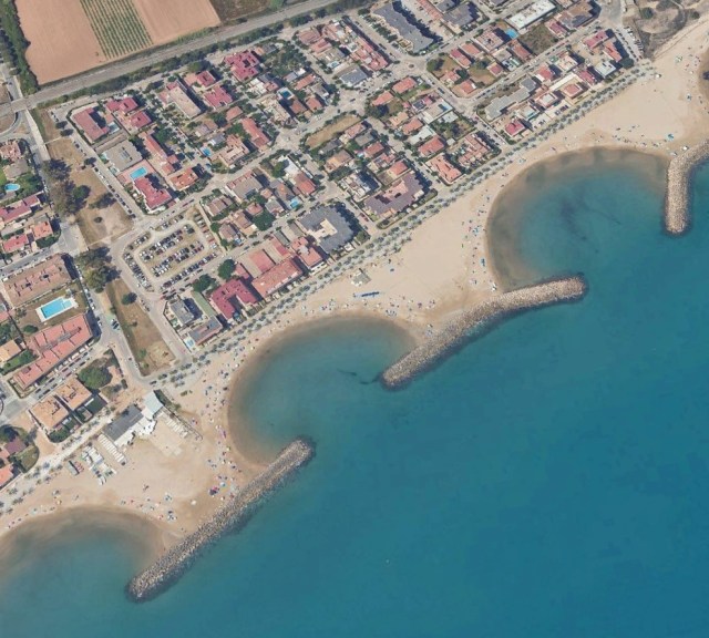 VilanovaBlog's tweet card. Un hombre de más de 70 años murió ahogado el jueves 26 de junio en la playa de Ibersol, en Vilanova i la Geltrú. Es la tercera víctima mortal por ahogamiento en las playas de la ciudad desde que co…