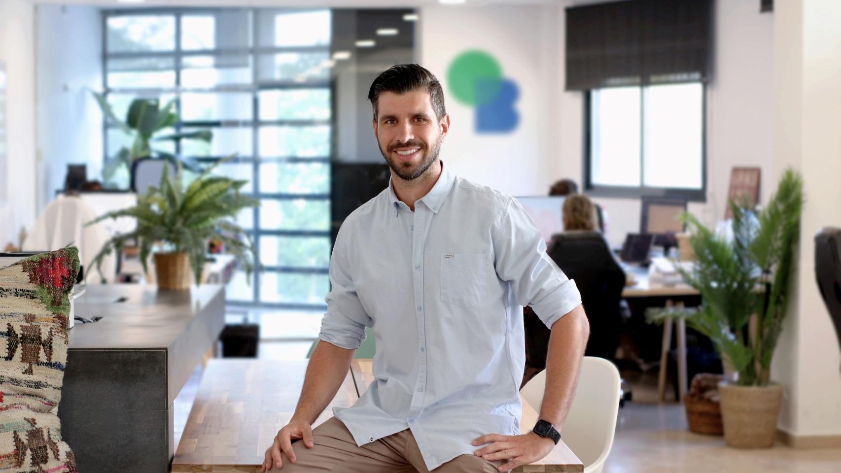 AlexTorrenti's tweet card. OpenBootcamp pisa el acelerador con 600 nuevos alumnos al día y supera en pocos meses la barrera de los 47.000. "Reciclarse o lograr experiencia, hay muchos perfiles en nuestra comunidad".