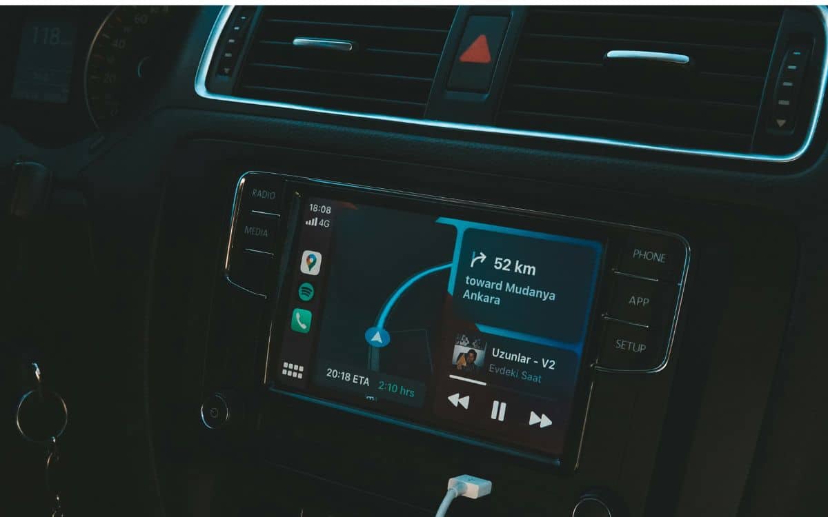 BuzzarenaCom's tweet card. Android Auto vous simplifie la vie si vous roulez en voiture électrique. La version bêta 15.7.654604 ajoute de nouveaux filtres pour rechercher des