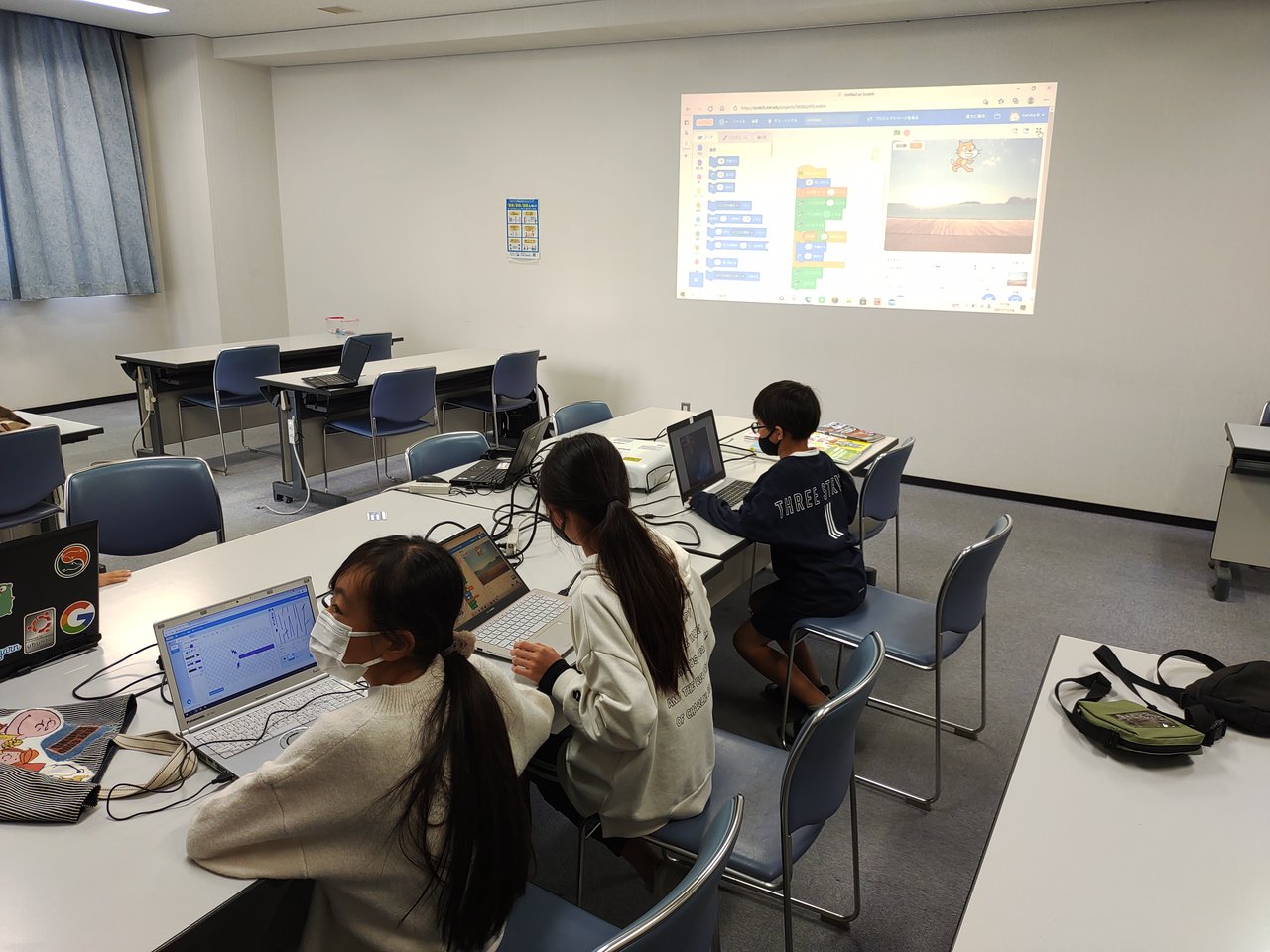 CoderDojo_KSWD's tweet card. # 今回はオンライン開催とさせていただきます ## 本来は現地による開催を行いたいところですが、現在のコロナウイルスの感染状況を踏まえ、今回はオンラインによる開催に切り替えることとしました。現地開催については、今後の感染状況を踏まえて判断したいと思います。 オンラインによる開催をスムーズに進めるためには、ご家庭の皆様のご協力が必要になります。 是非、保護者の皆様もご一緒に道場をお楽しみいただ...