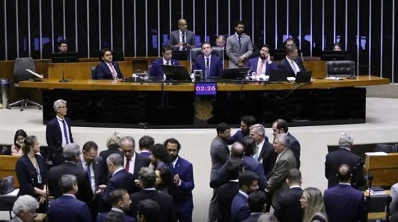 NoticiasRedetv's tweet card. Governo critica texto e pretende voltar proposta original no Senado
