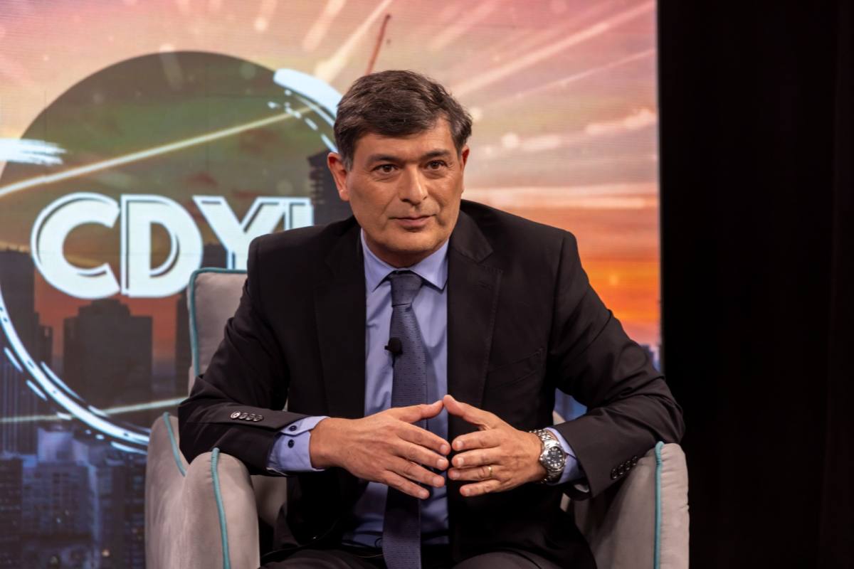 DiarioLaHora's tweet card. El ex candidato presidencial no baja la guardia tras lo perjudicada que se vio su postulación producto de los estudios.