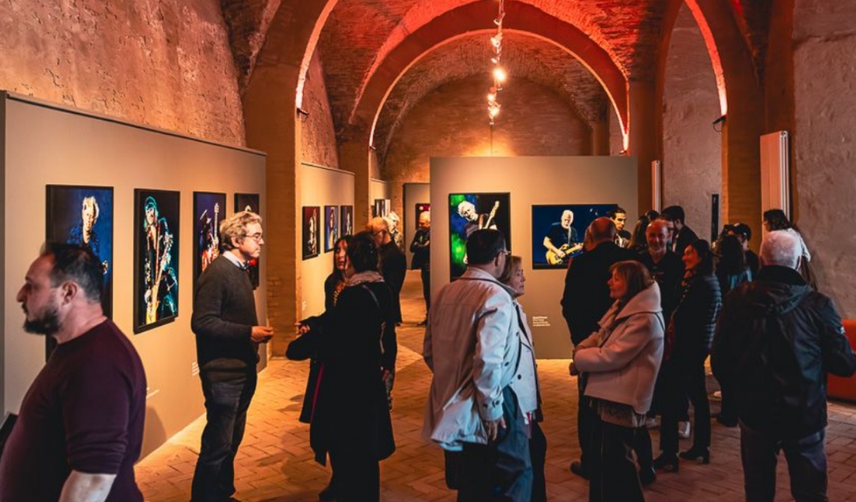 MaestroPrego's tweet card. Dal 24 aprile al 4 maggio, l’Oratorio de’ Disciplinanti di Finalborgo (Savona) ospita la mostra fotografica interattiva “Pictures of You”