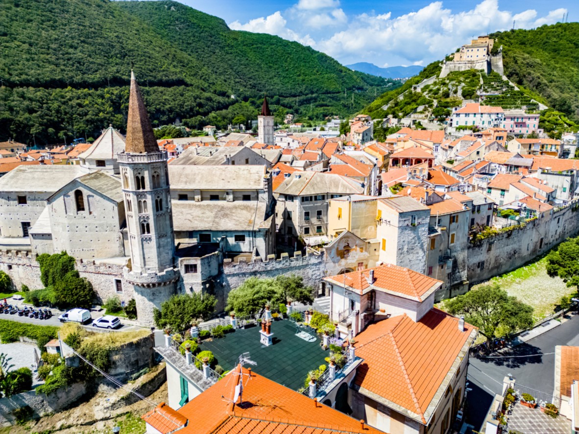 LucaSartoriIT's tweet card. Pittoreschi vicoli e coloratissime piazzette: Finalborgo è tra i borghi più affascinanti della Liguria. Scopri quante cose puoi fare e vedere qui