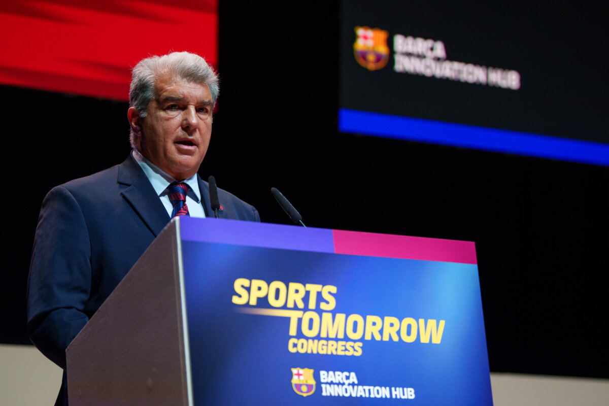 El_Triangle's tweet card. Es sintomático que si la revista Forbes anuncia que el Barça es el tercer club de fútbol del mundo en valor económico, la prensa catalanolaportista de