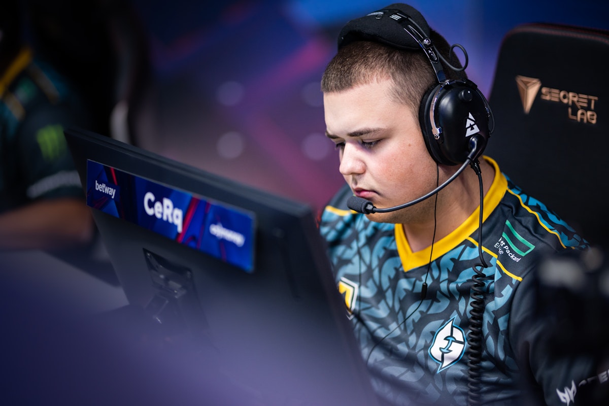 dust2us's tweet card. One of the last-standing inaugural members of the Evil Geniuses main roster is seemingly on the way out.