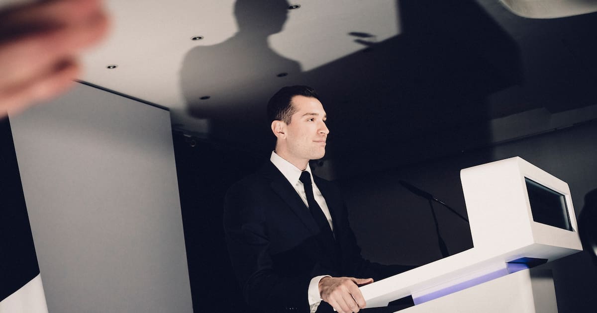 chez_pol's tweet card. Indiscrétions piquantes, maladresses vaches ou douces confessions : chaque jour, retrouvez les brèves qui auscultent le monde politique.