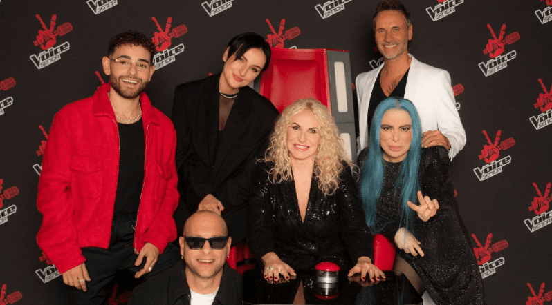 Tv3Blog's tweet card. The Voice Senior 2025 su Rai 1 conquista il pubblico con Blind Auditions e oltre 3,2 milioni di spettatori