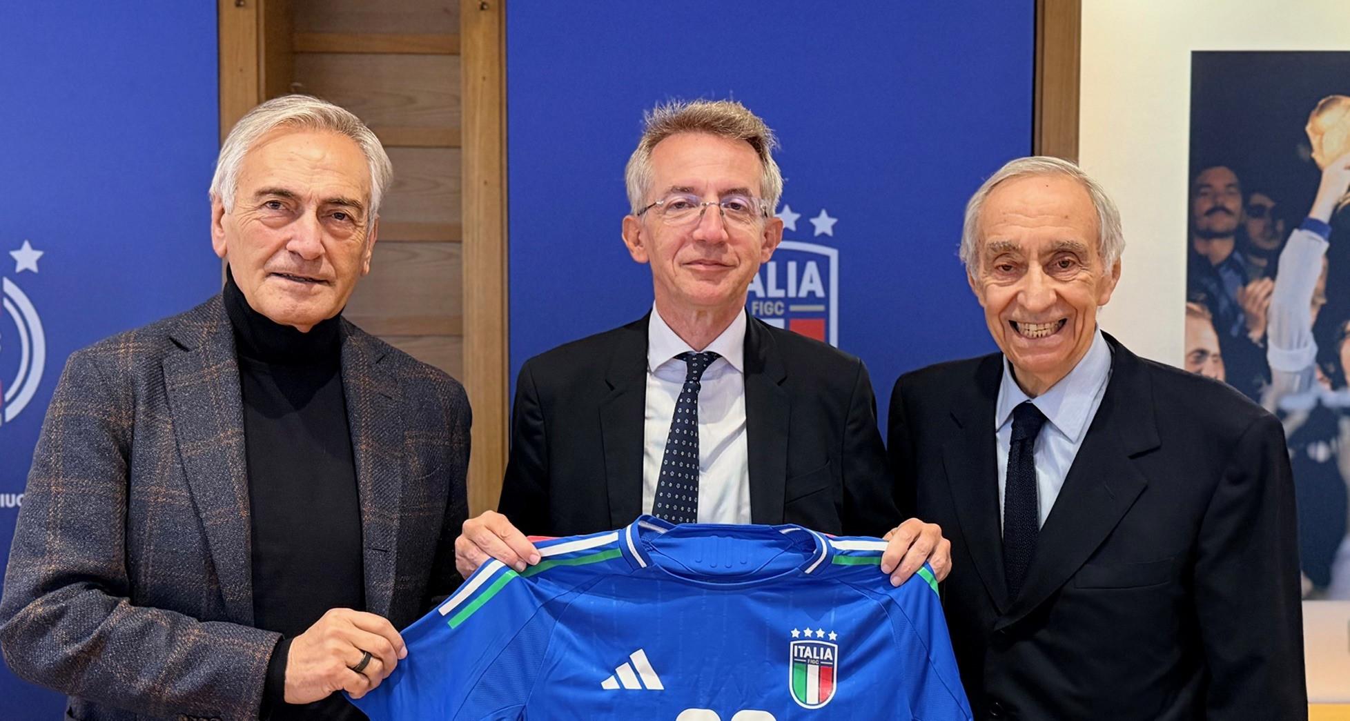 FIGC's tweet card. Sottoscritto oggi a Roma un protocollo di intesa. Il presidente FIGC Gravina: "Offriremo nuove opportunità, valorizzando il calcio di tutti". Il presidente dell'ANCI Manfredi: “Lavoreremo fianco a...