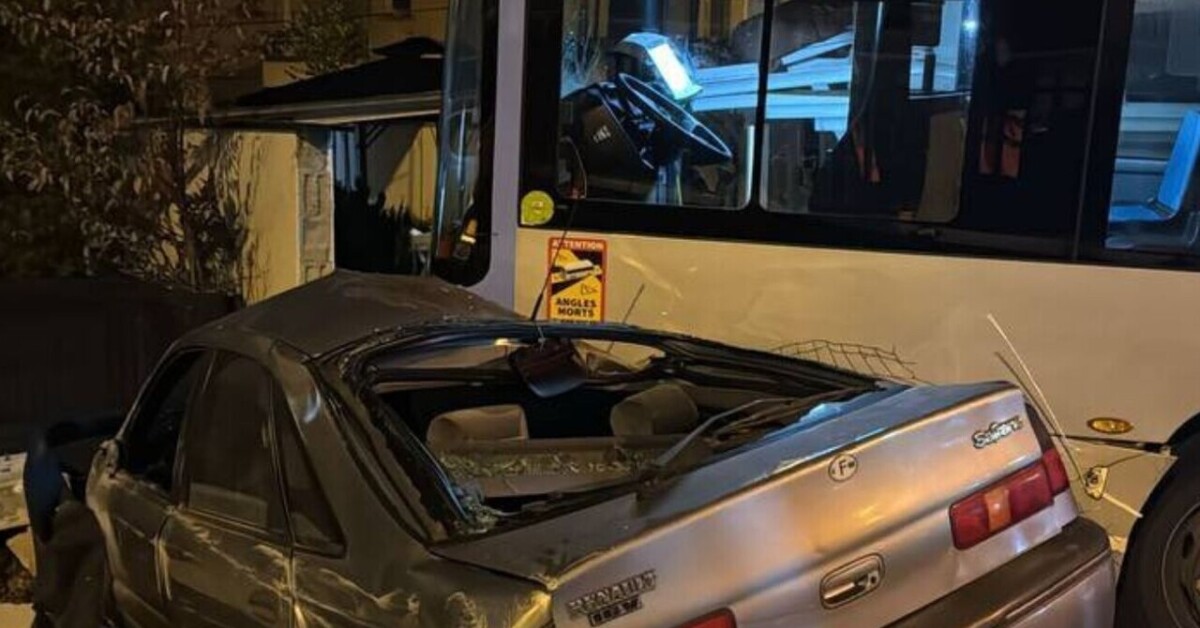 actufr92's tweet card. Un impressionnant accident de bus a eu lieu à Villepinte (Seine-Saint-Denis), mardi 11 novembre 2025. Transdev a ouvert une enquête interne pour comprendre les circonstances.