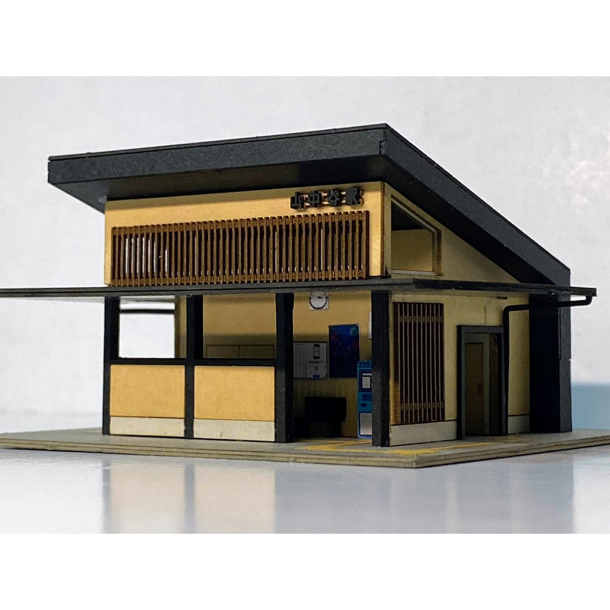 kihayuni_'s tweet card. 大阪から紀州へ向かう途中、桜並木で知られるあの無人駅をモチーフにしました。 ジオラマに組み込むのもよし、線路脇に置くだけでも楽しめます！ カラー硬質紙使用のため”塗装不要” 券売機や広告などはシールが付属するので、組み立てるだけでリアルな無人駅の駅舎が完成します！ 駅名の部分は切り抜き文字パーツで作ります。 レーザー加工による切断済みペーパーキットです。 最後の画像の状態でお送りいたします。...