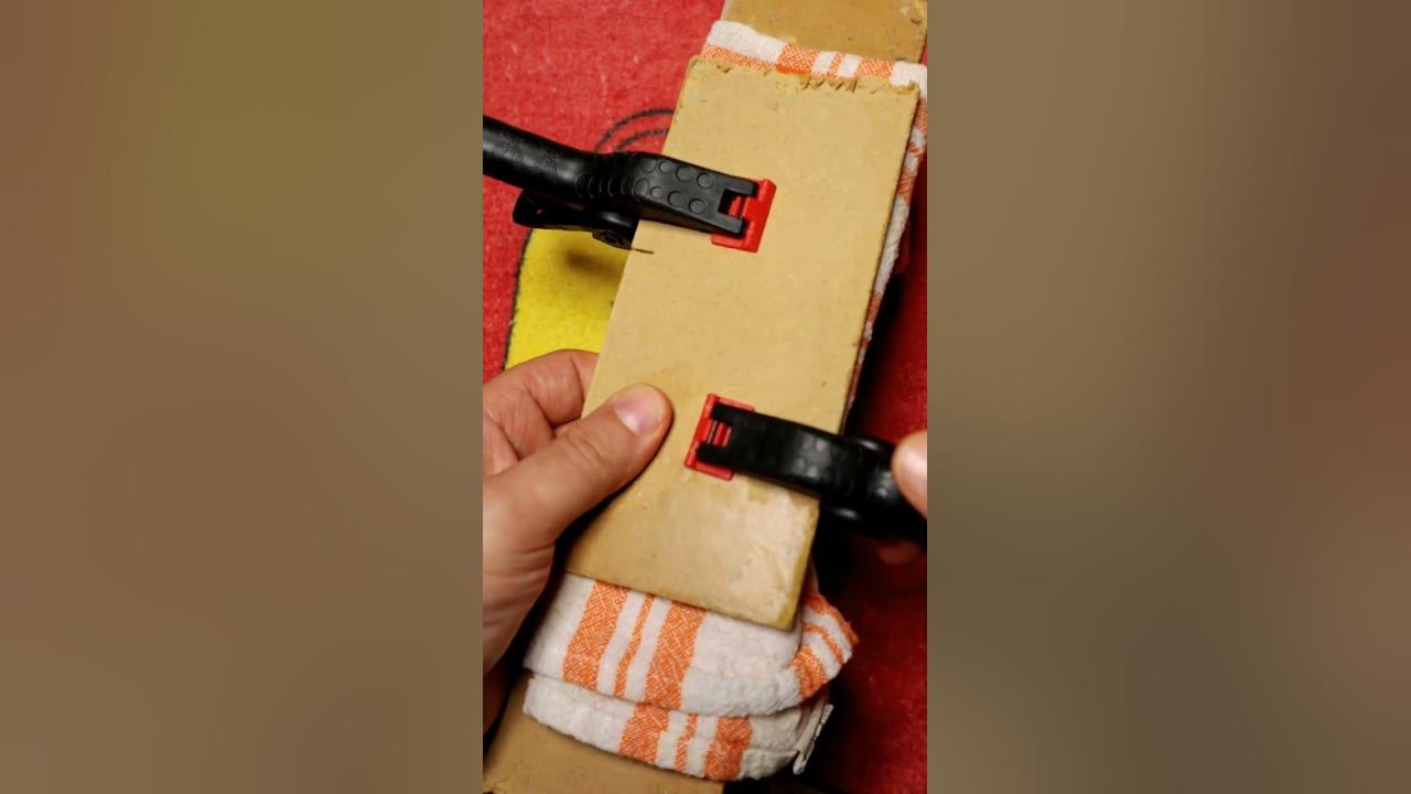 andreabox0's tweet card. Reparación de un smartphone con la pantalla agrietada