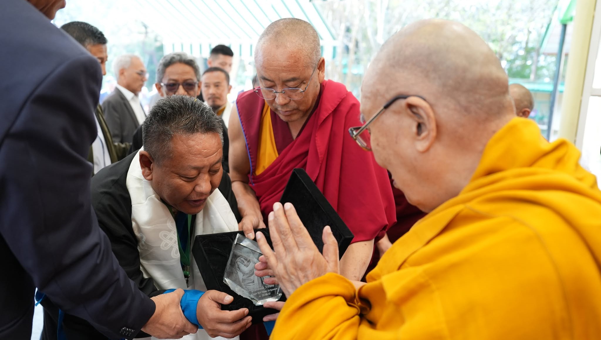 VOT_Tibetan's tweet card. དྷ་སྟེང་བོད་ཁྱིམ་སློབ་གྲྭའི་ཁྱིམ་ཚང་ཨང་ ༢༠ ཡི་སློབ་ཟུར་ཐུན་མོང་ནས་༸གོང་ས་མཆོག་ལ་བཀའ་དྲིན་རྗེས་དྲན་གྱི་གཟེངས་རྟགས་འབུལ་བཞེས།