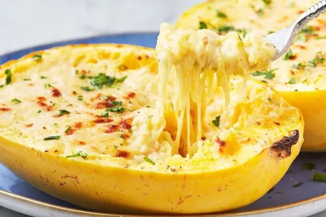 BlogBucket's tweet card. Spaghetti squash has less than ¼ the number of calories that pasta does. One plate of spaghetti squash contains just over 80 calories
