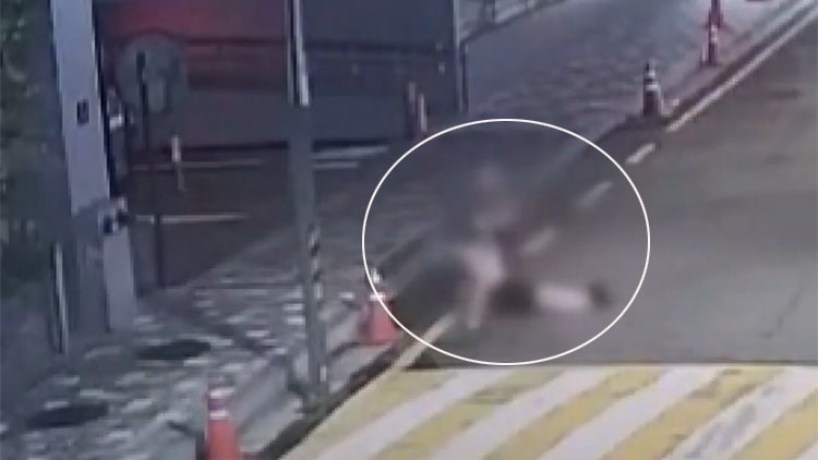 unniecar's tweet card. 한 남성이 "집에 데려다주겠다"며 만취한 여성에게 접근해 성추행을 했습니다. 이후 여성을 길가에 내버려두면서 실명에 이르게 했습니다. 잡고보니, 이 남성은 유명 연예인을 거느린 연예기획사 임원이었습니다. 먼저, 곽승