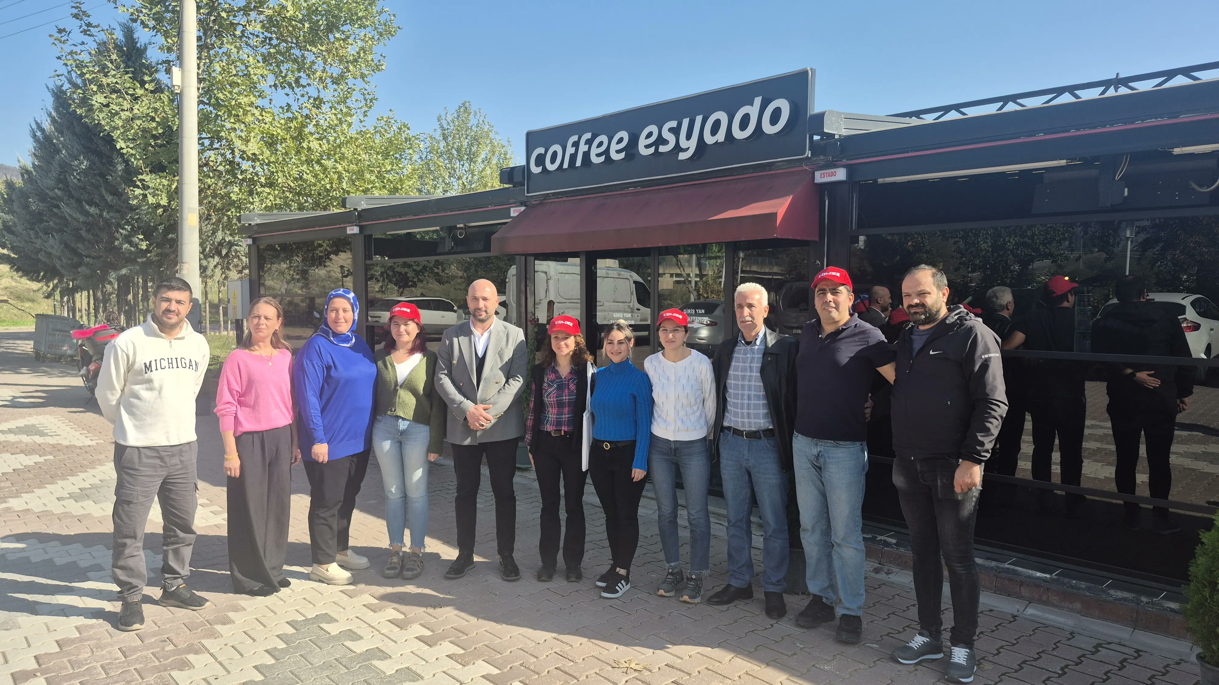 uid_der's tweet card. Bilecik/Osmaneli’de bulunan Rehau fabrikasında DİSK Lastik-İş Sendikasında örgütlendikleri için işten atılan işçilerle bir araya geldik. Ortak sorunlarımızı, sendikal örgütlenmenin gerekliliğini...