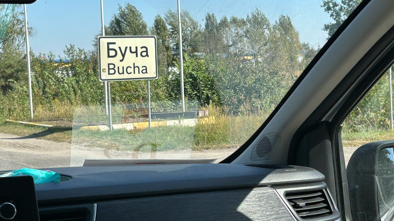 vaticannews_es's tweet card. Más de tres años después del descubrimiento de las fosas comunes, y con la guerra aún en pleno apogeo, el sacerdote ortodoxo Andriy Halavin recuerda ...