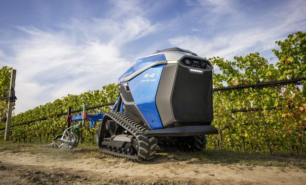 AgrofyNews's tweet card. La nueva generación de maquinaria sin cabina, diseñada en Italia y Francia, promete combatir la escasez de mano de obra y avanzar hacia la meta de cero emisiones en cultivos de alto valor