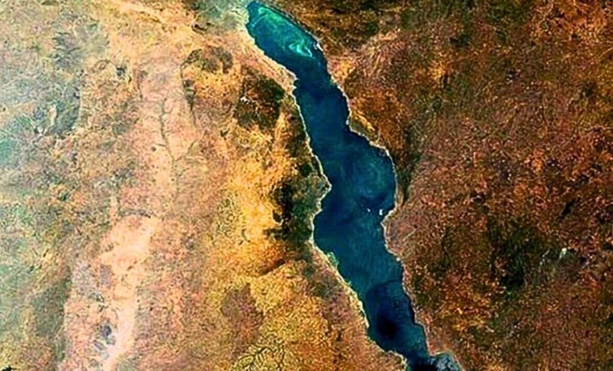 glassalmanac's tweet card. Africa looks timeless from space—but it’s quietly coming apart at the seams. Fresh measurements show parts of the continent are splitting by millimeters each year, punctuated…