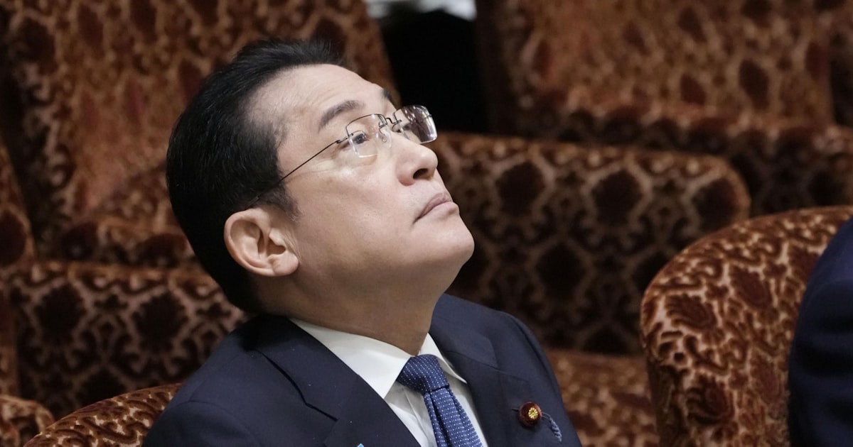 senkyosticker's tweet card. 岸田文雄首相は6日、自民党の派閥の政治資金問題に関し、政治資金パーティー収入の還流分を政治資金収支報告書に記載しなかった議員に納税を促さない考えを明かした。「個人で受領した例を確認できていない以上、納税を促す行為は今は考えていない」と明言した。参院予算委員会で国民民主党の舟山康江氏に答弁した。