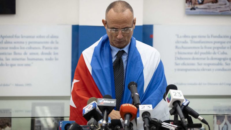 CNNEE's tweet card. El disidente cubano José Daniel Ferrer narró en Conclusiones cómo logró salir de Cuba después de pasar años encarcelado en ese país. Asegura que el régimen no quería que fuera exiliado a Estados...