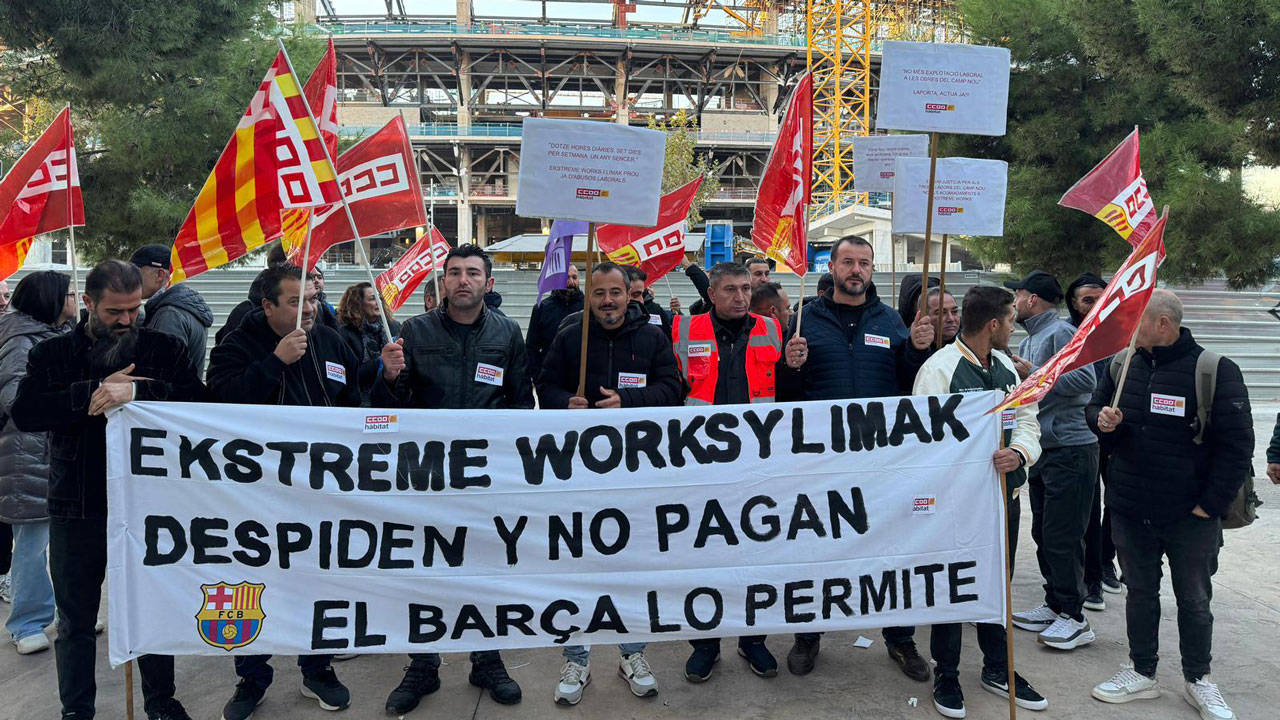 BirGun_Gazetesi's tweet card. Barcelona’nın simgesi Camp Nou’nun yenilenme inşaatında işten çıkarılan işçiler, Limak ve taşeronu Extreme İşler’e karşı stat önünde eylem yaptı. Haklarının verilmesini isteyen işçiler, “Barça buna...