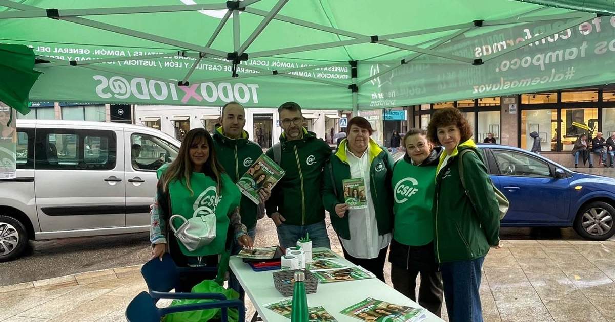 Infobierzo's tweet card. La Plaza de Lazúrtegui de Ponferrada acoge una nueva jornada de recogida de firmas promovida por CSIF para reclamar a las Cortes de Castilla y León la aprobación de una Ley de Enfermería Escolar