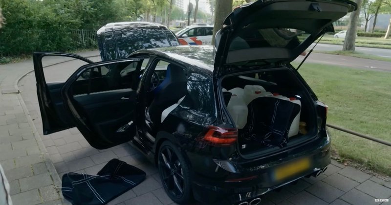 Politie Utrecht houdt Volkswagen aan met 6 jerrycans benzine en explosieven