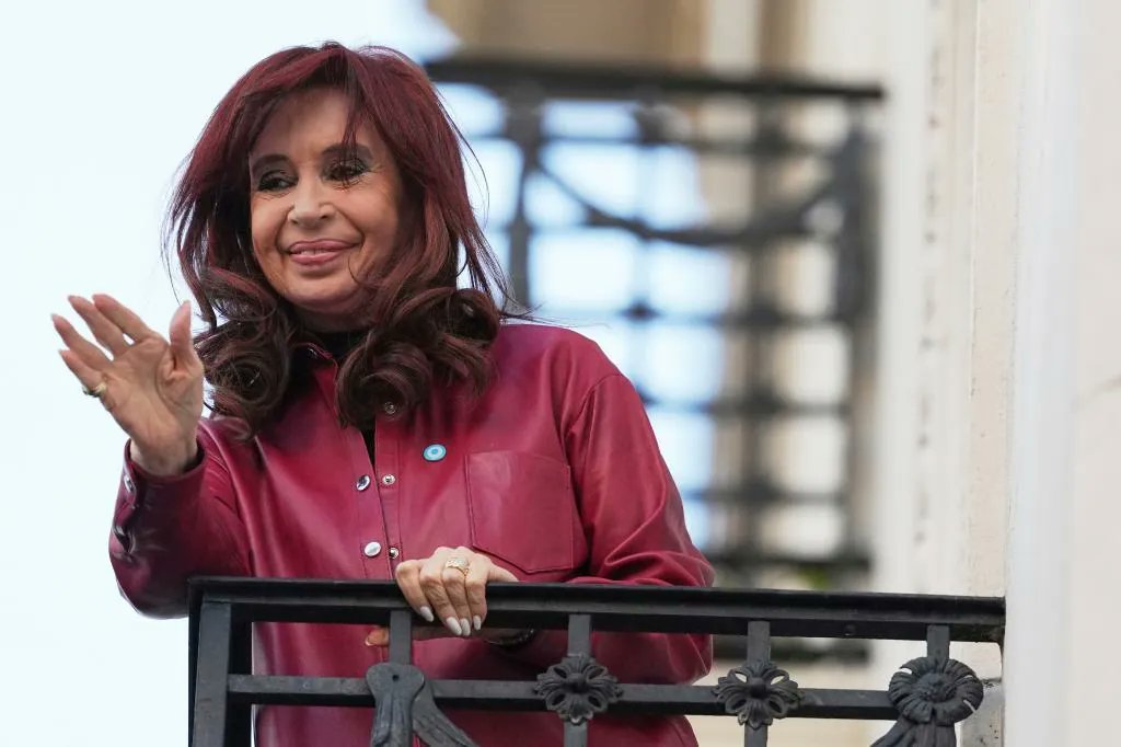saludhernandezm's tweet card. La Justicia argentina avanza de forma implacable sobre Cristina Fernández de Kirchner: condenada a seis años de prisión por defraudar al Estado, la dos veces presidenta deberá...