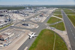 silicon_de's tweet card. Um Flugzeugen das passende Gate zuzuweisen, kommen bisher nur Näherungslösungen zum Einsatz. Ein Hamburger Forschungsprojekt will dies ändern.