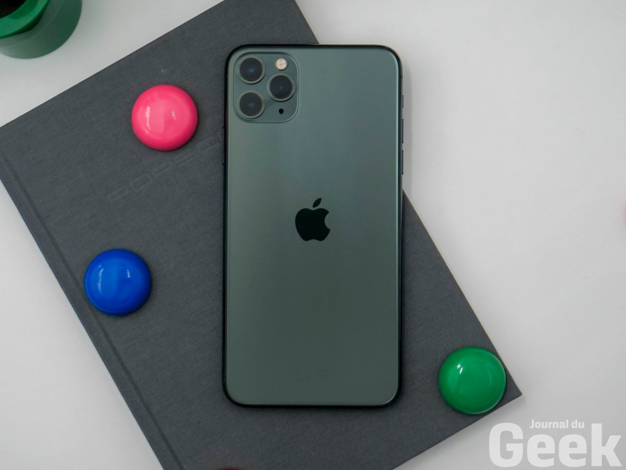 techsoft_web's tweet card. Le réalisateur de Star Wars : Les Derniers Jedi et du récent À couteaux tirés a révélé les conditions imposées par Apple afin d’utiliser leurs produits sur des plateaux de tournage. On apprend que la...