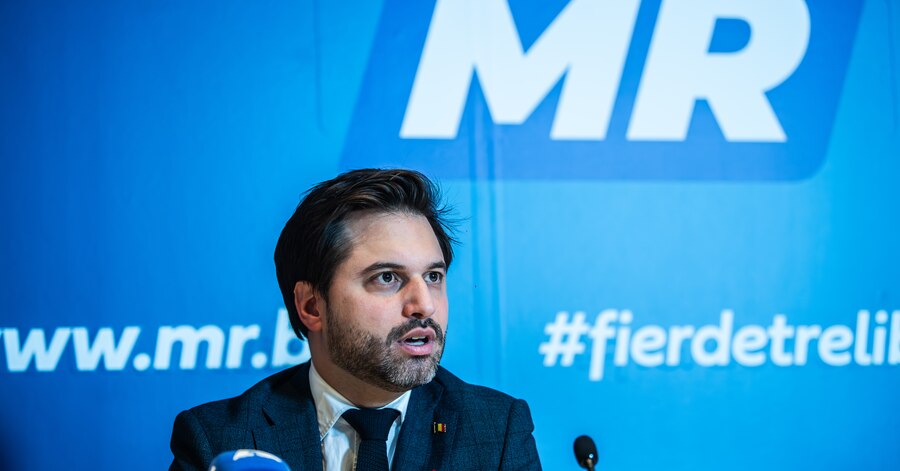 svnijs's tweet card. Le choix de la chaîne de télévision publique de diffuser avec un léger retard le discours du président américain Donald Trump ne plaît pas au président...