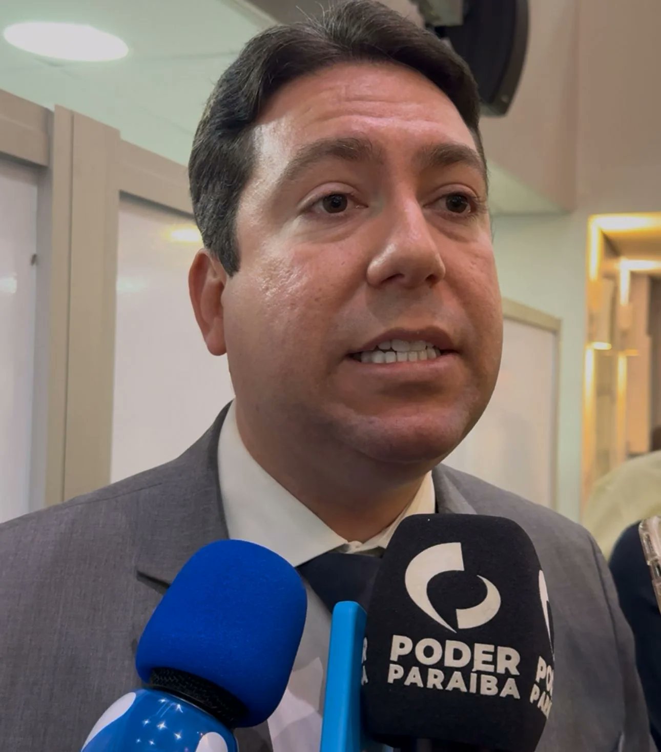 PoderParaiba's tweet card. Felipe Leitão admite presença em reunião decisiva na Granja Santana, mas evita antecipar apoio a Lucas: “Ainda estou dialogando”.