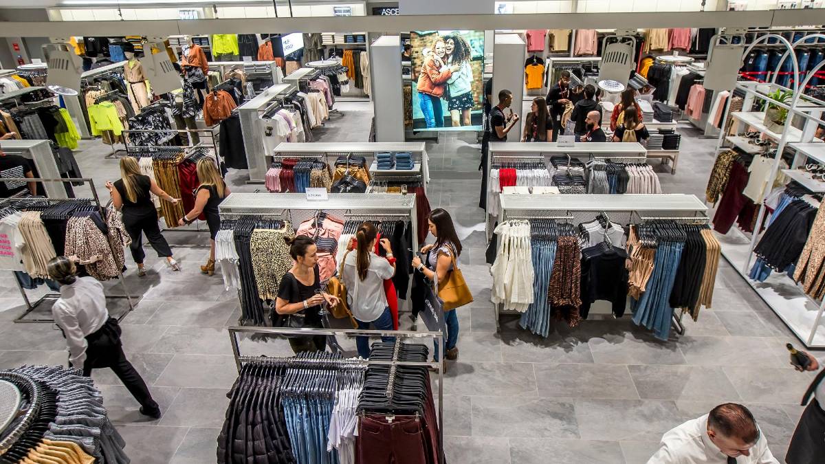 CCConfeccion's tweet card. Mientras una parte de la industria textil celebra la medida del 40% de arancel a la ropa importada, otras grandes marcas están a la espera de reunirse con el Ministerio de Comercio para buscar cómo...