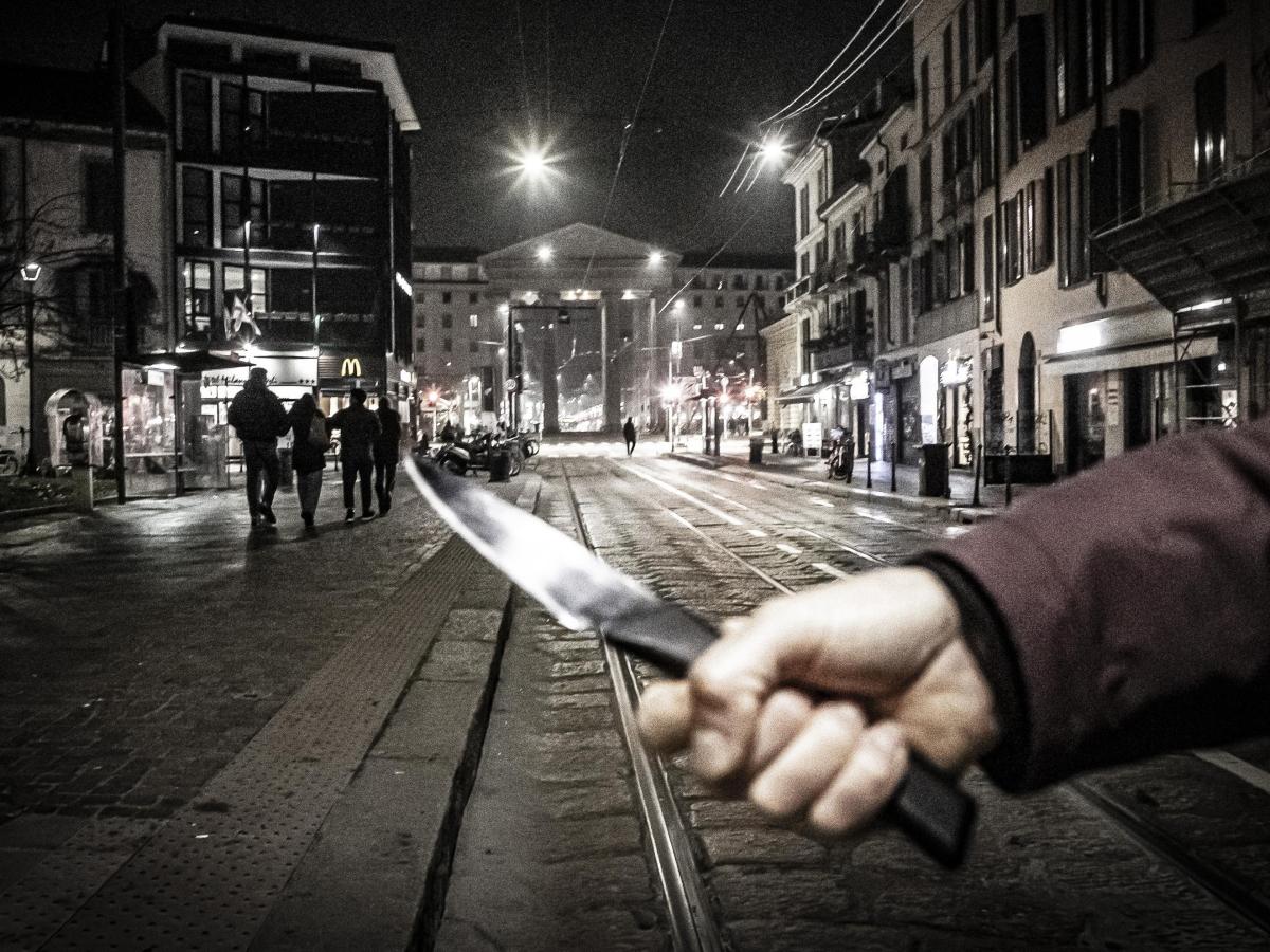 ClassyErosModel's tweet card. Il caso del bocconiano accoltellato in Corso Como non è isolato: solo nel 2024 sono state denunciate 96 rapine tra minori condotte con coltello a Milano. L'allarme di forze dell’ordine, educatori,...