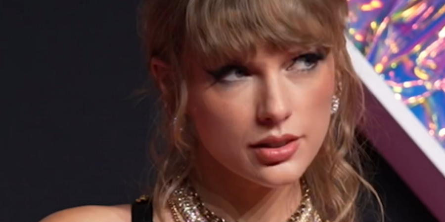 einfachstars's tweet card. Taylor Swift ist Sängerin.Sie ist 35 Jahre alt.So sieht sie aus:Lilah Smoot ist 2 Jahre alt.Sie lebt mit ihrer Familie in den USA.Lilah ist krank.Sie hat Krebs.In den USA haben viele Menschen keine...