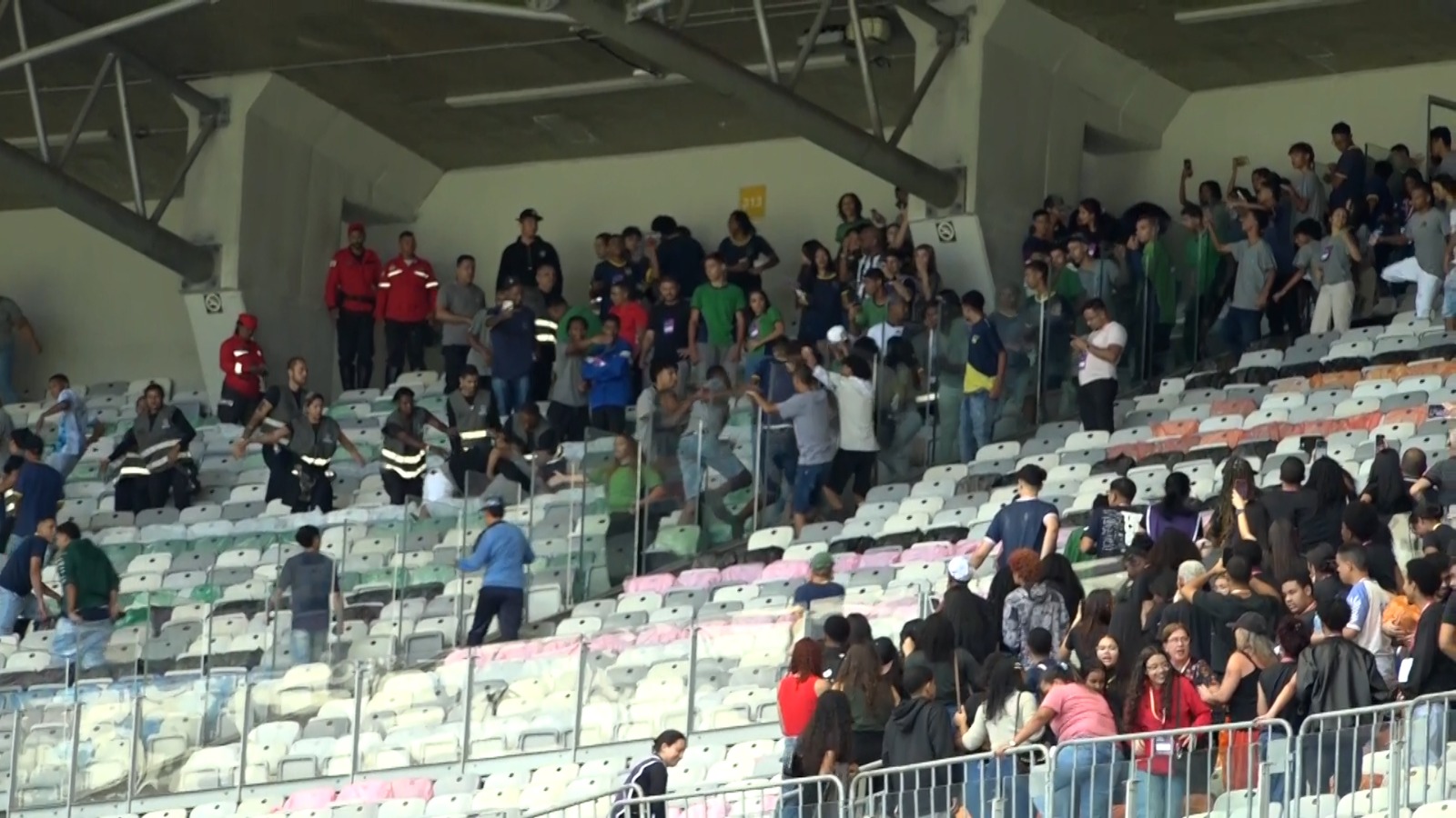 otempo's tweet card. Saiba mais sobre a confusão no aulão de inteligência artificial no Mineirão e a convocação do secretário de Educação de Minas Gerais. Leia e entenda o caso.