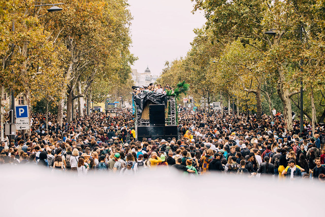 Geek_Gen_France's tweet card. Le samedi 24 septembre prochain, la Techno Parade retrouve le pavé parisien après deux ans d’arrêt pour cause de pandémie.